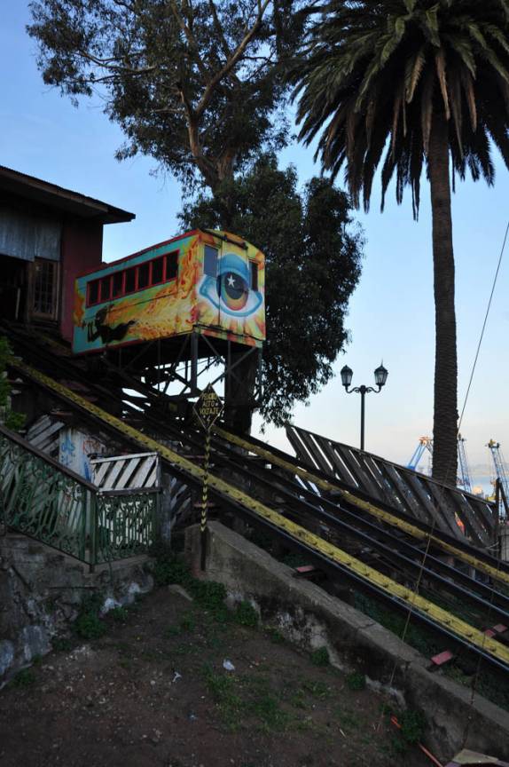 Um dos muitos funiculares que dão acesso aos cerros de Valparaiso, no Chile